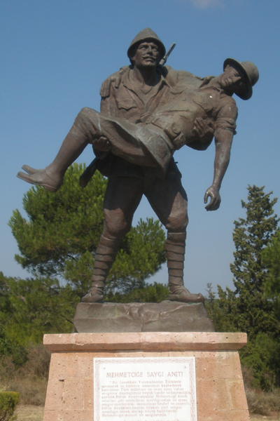 Statue of Turkish soldier carrying a wounded Australian soldier