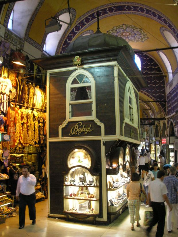 One of the kiosk from the 17th century, that used to be a small cafe. Located close to Aynacilar Sok and the Zincirli Hanı. Image Credit: Gryffindor