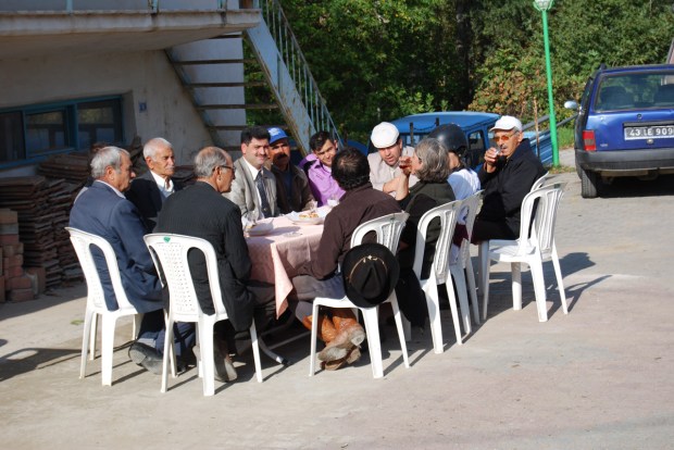 A formal welcome: tea in Ücbaş 