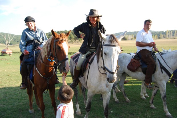 Patricia Daunt, Donna, and Andy Byfield arrive at Ovaçık camp, 2009.